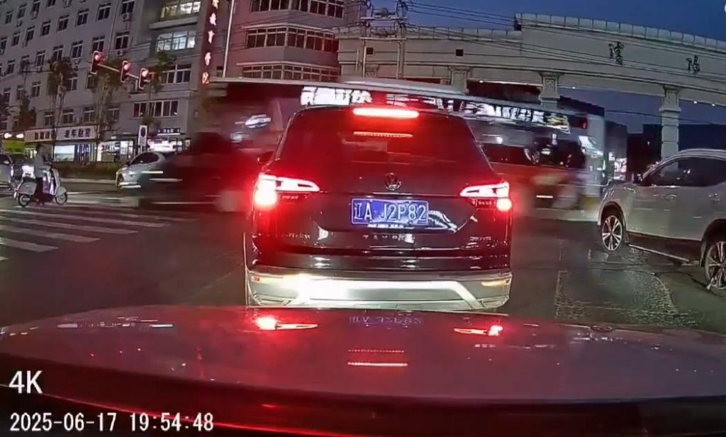 影/2死16傷車禍!公車閃行人失控爆衝連撞 現場慘況影片陸網瘋傳 影/2死16傷車禍!公車閃行人失控爆衝連撞 現場慘況影片陸網瘋傳