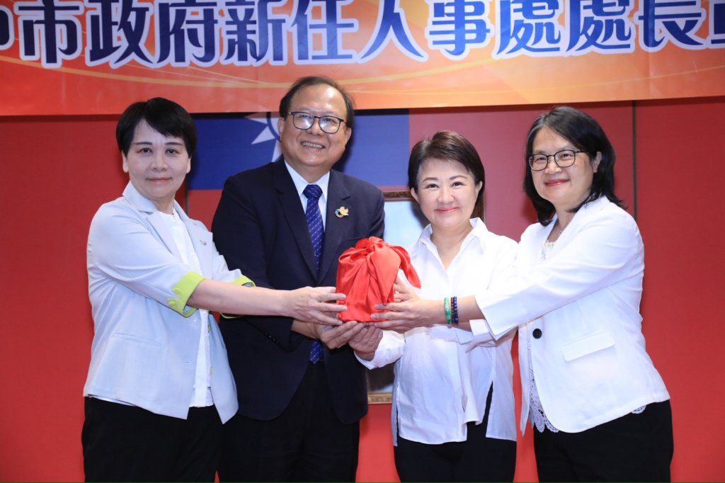 台中人事處長交接!盧市長期許新處長陳月春:持續打造友善且有感的職場環境 台中人事處長交接!盧市長期許新處長陳月春:持續打造友善且有感的職場環境