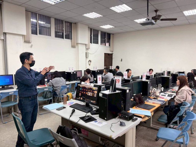 中彰投分署「AI數位轉型應用培訓據點」 助牧場第二代導入AI翻轉經營 中彰投分署「AI數位轉型應用培訓據點」 助牧場第二代導入AI翻轉經營