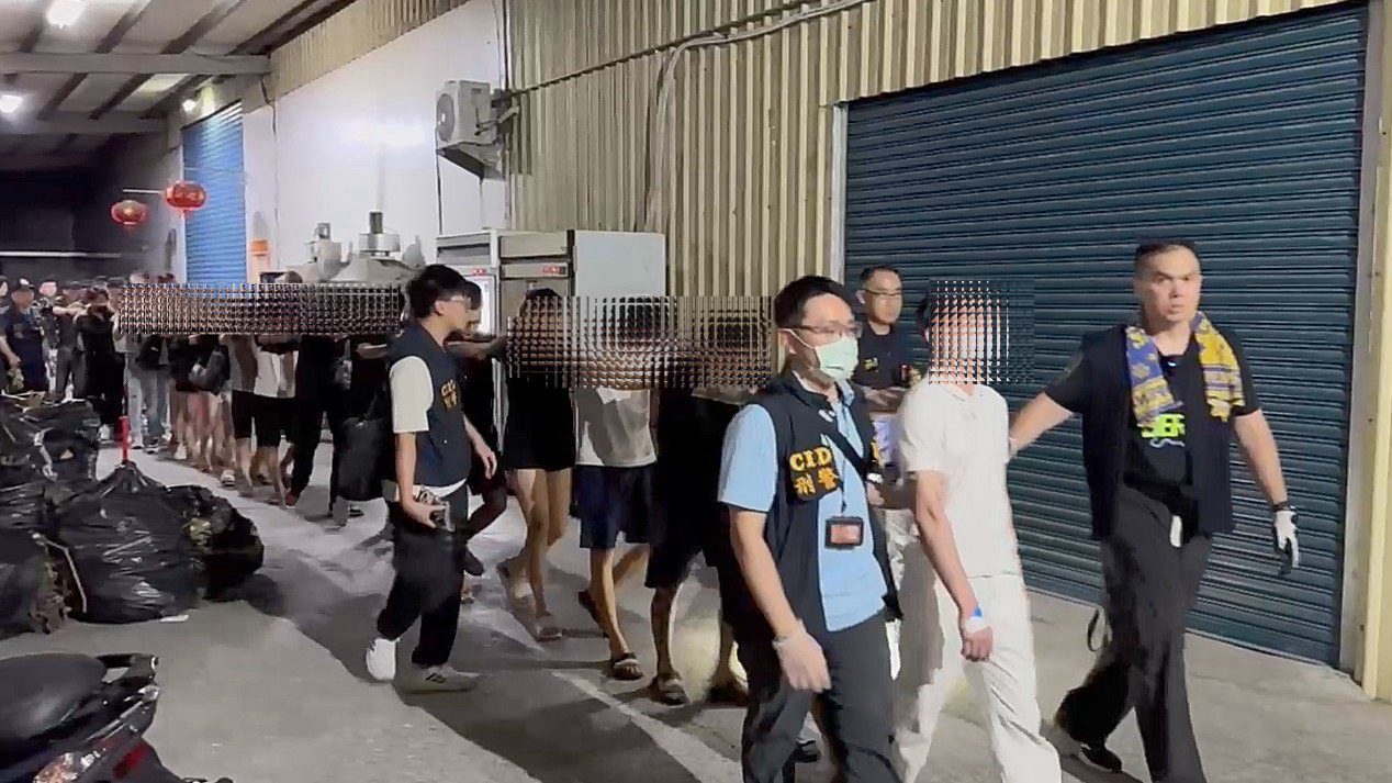 雄警夜襲販毒KTV!破獲54人群聚開毒趴! 雄警夜襲販毒KTV!破獲54人群聚開毒趴!