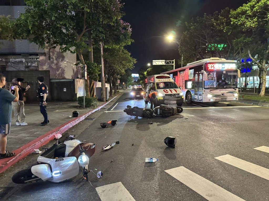 變換車道不慎…內湖男撞同向騎士　後車煞不及「犁田」慘摔