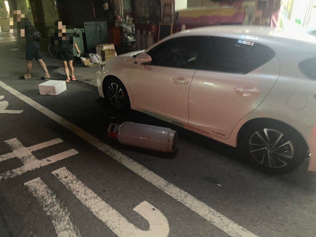 街頭驚魂！男子疑思覺失調深夜砸車再持刀刺人　大里警火速逮人送醫