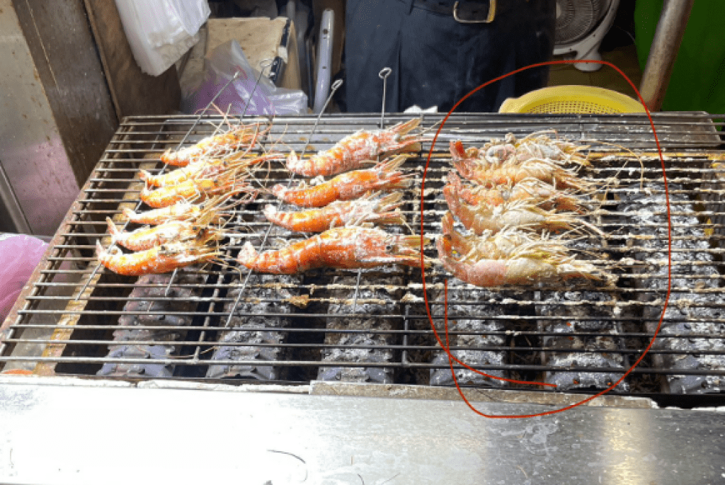 六合夜市買泰國鹽烤蝦！大份500元「拿到只有6隻」　民眾不滿PO網引發熱議