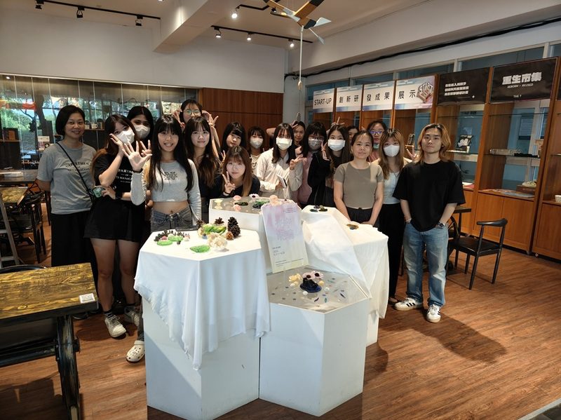 樹德科大「光中呢喃玻璃創作展」 跨域展現國際藝文交流成果