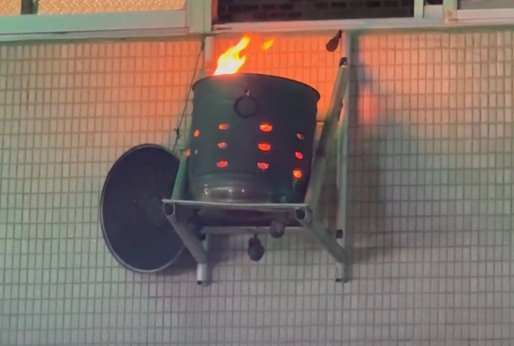 影／內湖超猛2樓住戶！外牆設金爐「空中燒金紙」　目擊者：要確定OK誒