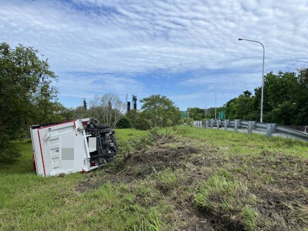 國道1號翻車! 王田交流道貨車翻覆邊坡 國道1號翻車! 王田交流道貨車翻覆邊坡