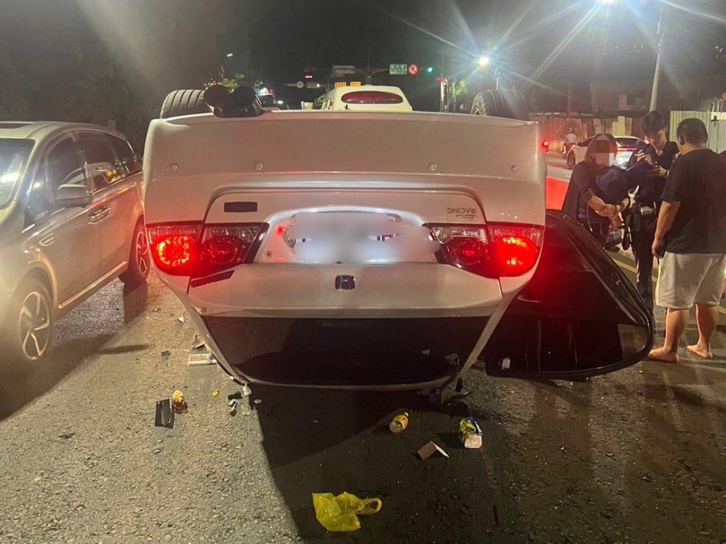 八里男載2妹夜遊「中柱」 「烏龜翻」占路還被查出無照駕駛 八里男載2妹夜遊「中柱」 「烏龜翻」占路還被查出無照駕駛