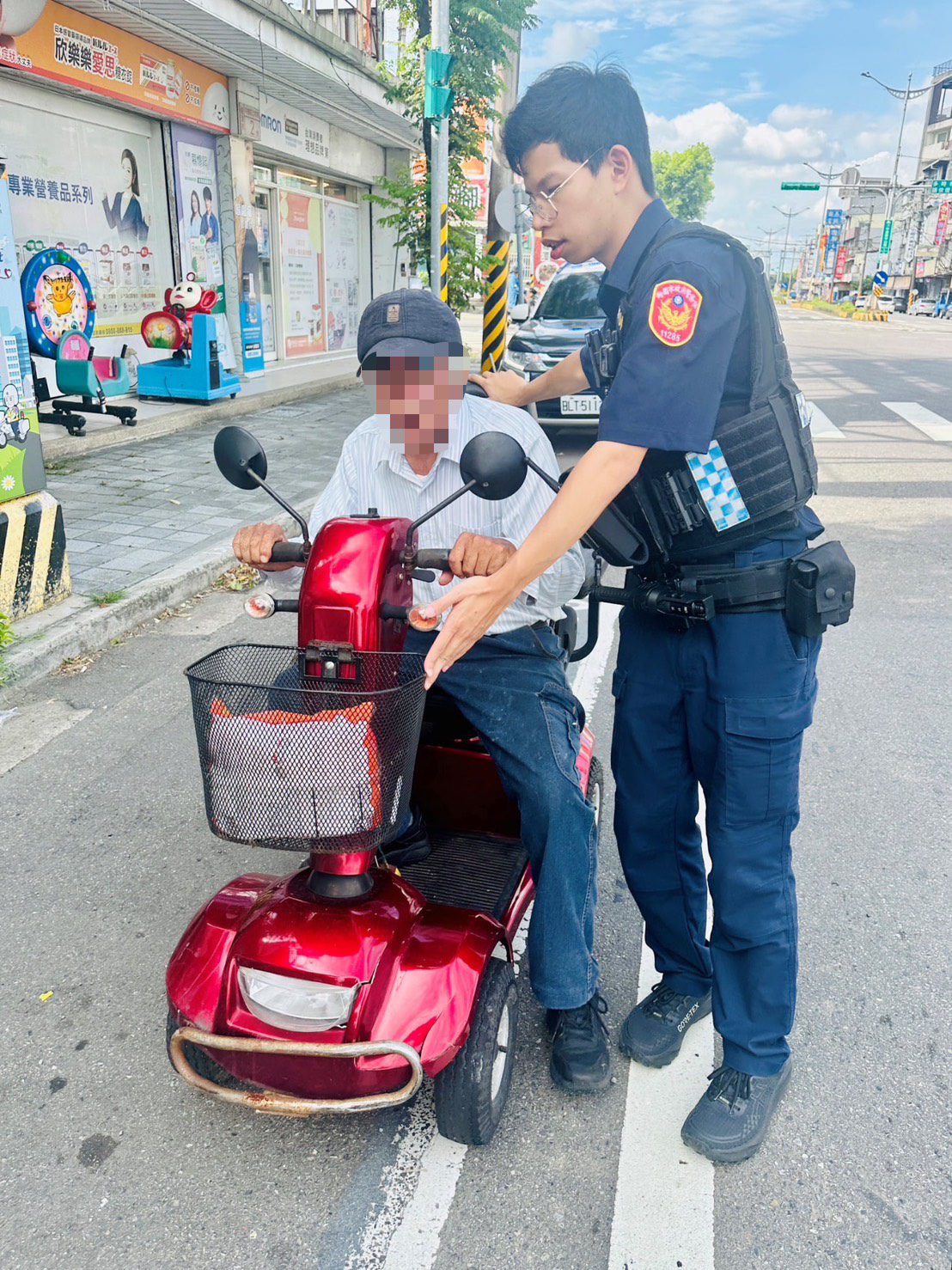 買菜失聯9小時!失智翁堅持自行返家 龍潭警耐心溝通安撫 買菜失聯9小時!失智翁堅持自行返家 龍潭警耐心溝通安撫