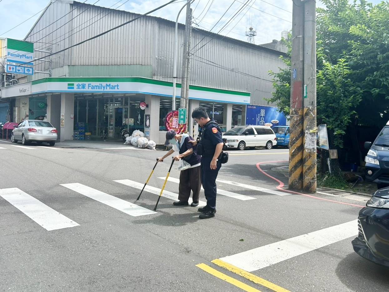 拄杖老翁不敢過馬路 大園警暖心舉動守護安全 拄杖老翁不敢過馬路 大園警暖心舉動守護安全