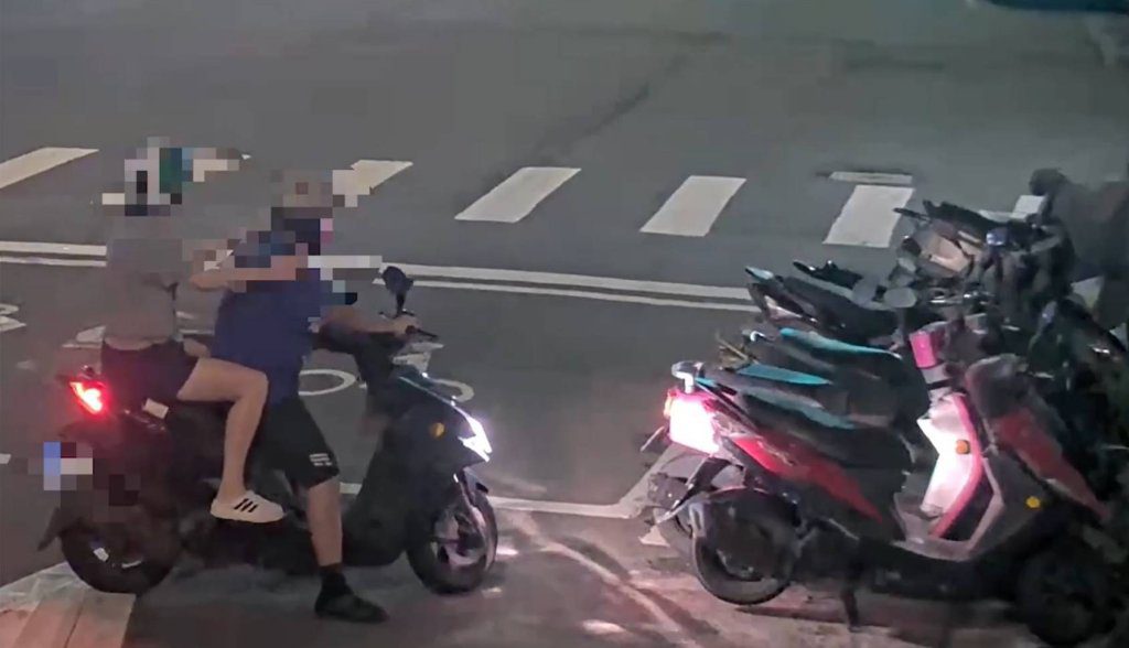 掉漆!南港男載妹沒備安全帽 暗巷「幹帽」全被監視器錄下 掉漆!南港男載妹沒備安全帽 暗巷「幹帽」全被監視器錄下