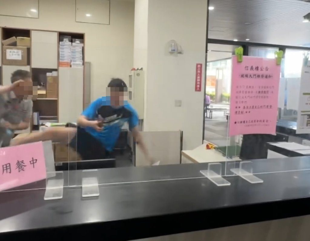 打人畫面曝光!中壢科大學生打舍監 警方當場逮捕移送法辦 打人畫面曝光!中壢科大學生打舍監 警方當場逮捕移送法辦