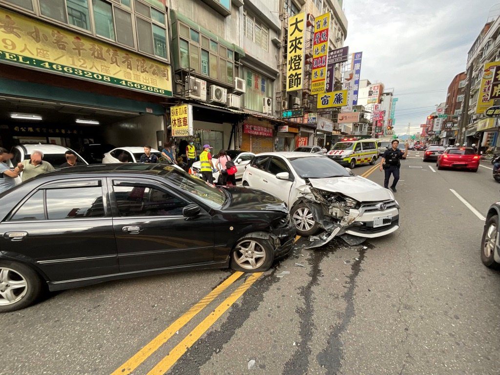 中壢6旬婦右轉直衝對向車道 對撞來車雙雙受傷疑煞車失靈闖禍 中壢6旬婦右轉直衝對向車道 對撞來車雙雙受傷疑煞車失靈闖禍