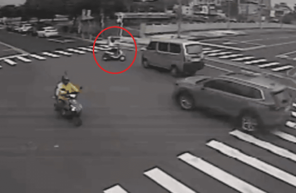 撞擊畫面曝光！台中機車左轉與小貨車相撞　騎士顱內出血送醫