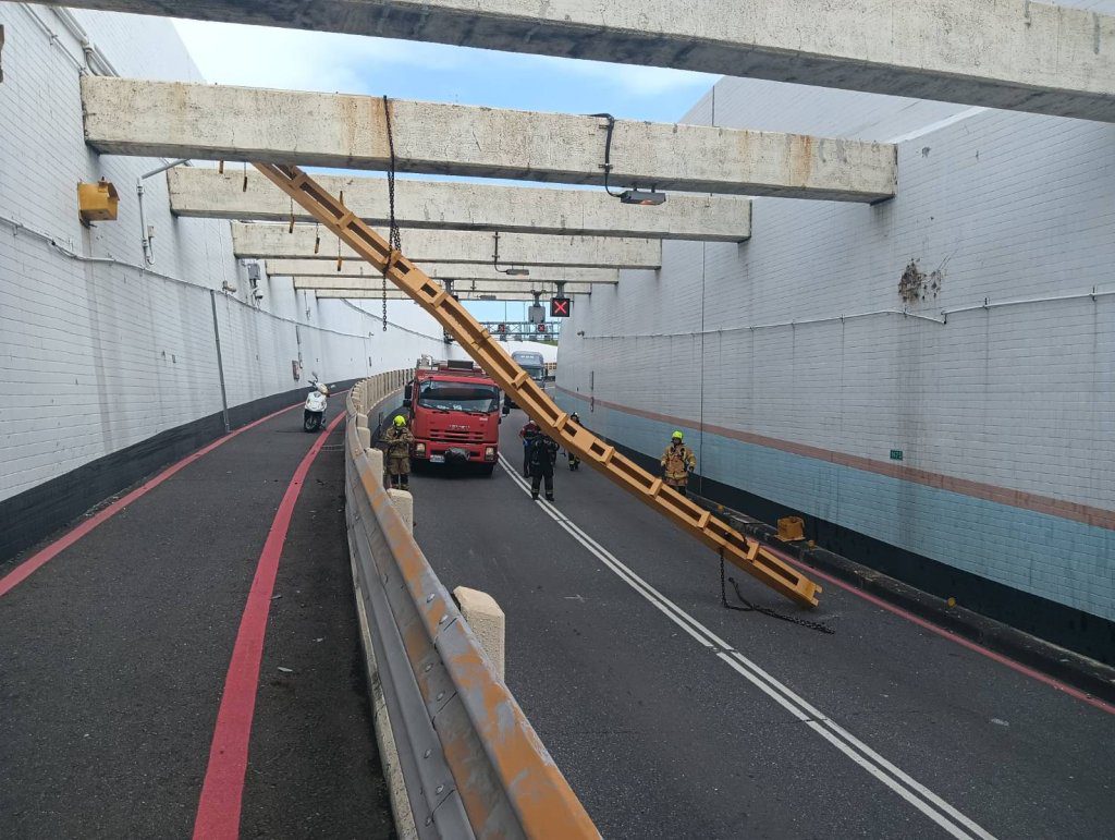 限高架被撞飛!高雄過港隧道「旗津往前鎮」緊急封閉 警調監控追肇事車 限高架被撞飛!高雄過港隧道「旗津往前鎮」緊急封閉 警調監控追肇事車