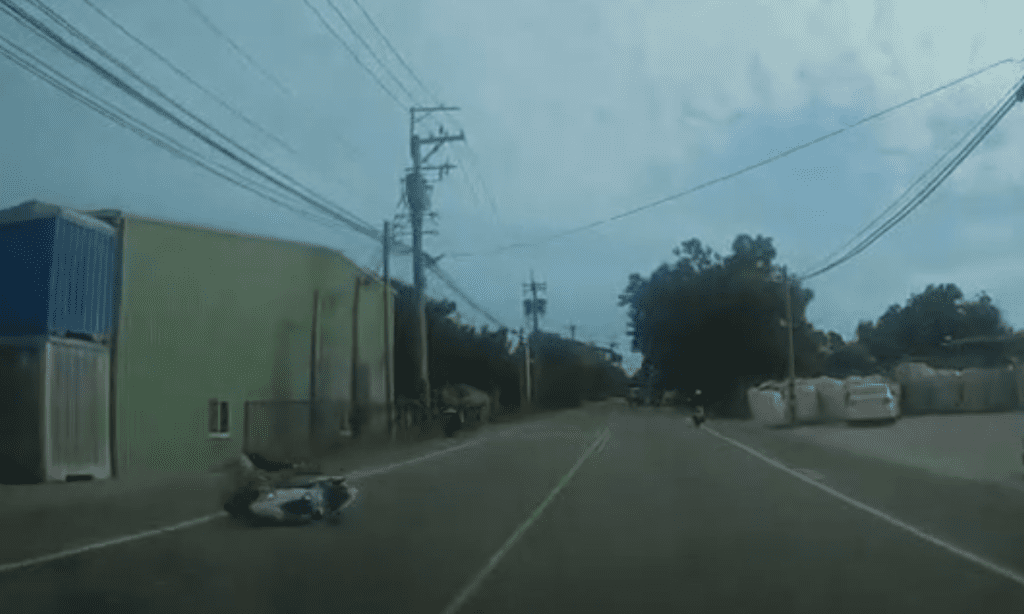 台中死亡車禍撞擊畫面曝光!大型重機逆向撞左轉機車再撞電線桿 騎士傷重不治 台中死亡車禍撞擊畫面曝光!大型重機逆向撞左轉機車再撞電線桿 騎士傷重不治