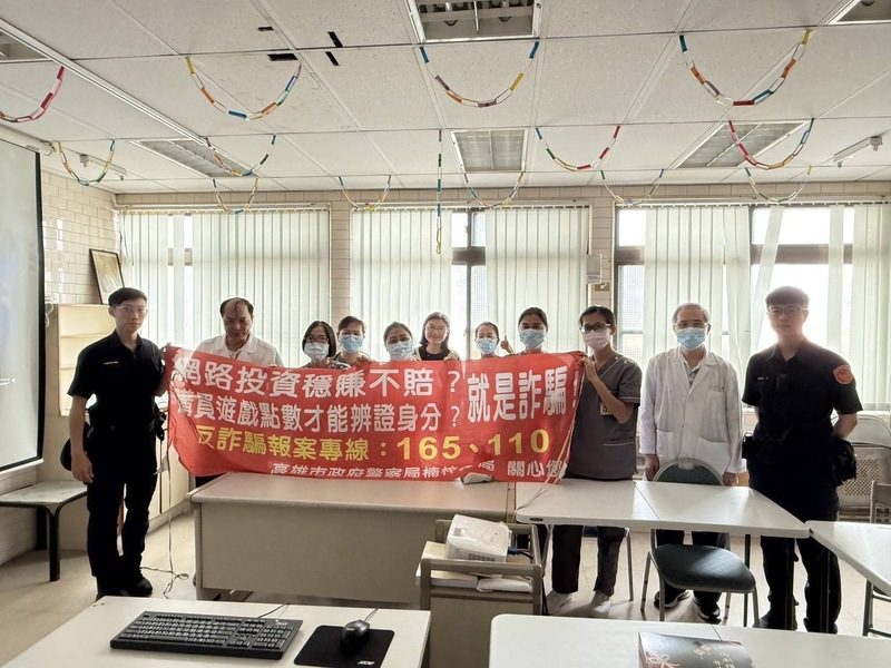 楠梓警醫院宣導防詐、交通知識 全面防護大眾安全 楠梓警醫院宣導防詐、交通知識 全面防護大眾安全