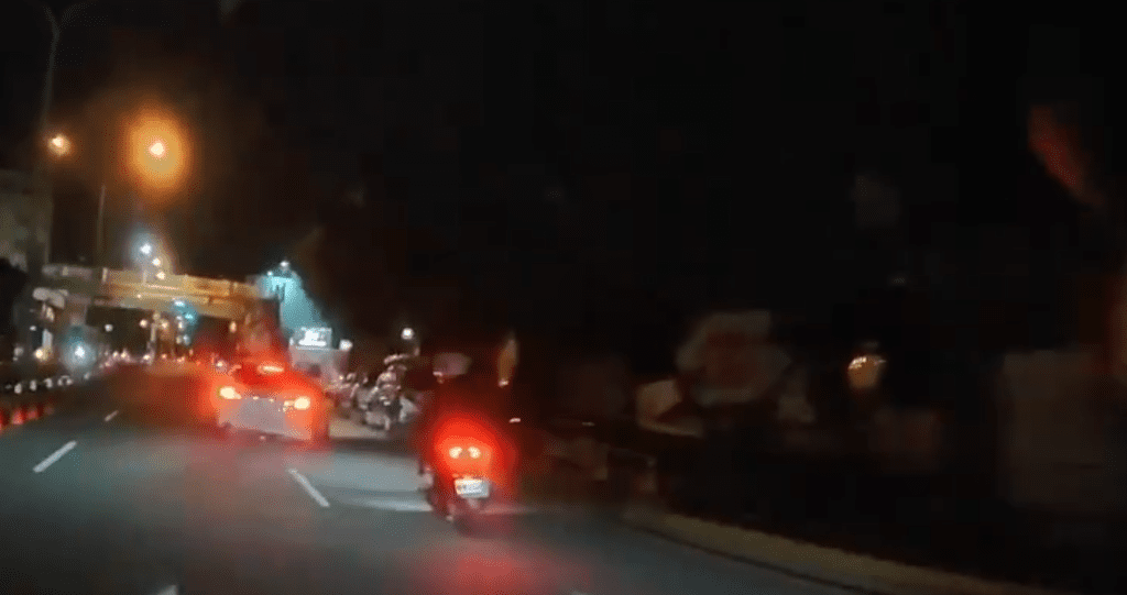 撞擊畫面曝光！台中自小客車鬼切急踩煞車　機車閃避不及追撞