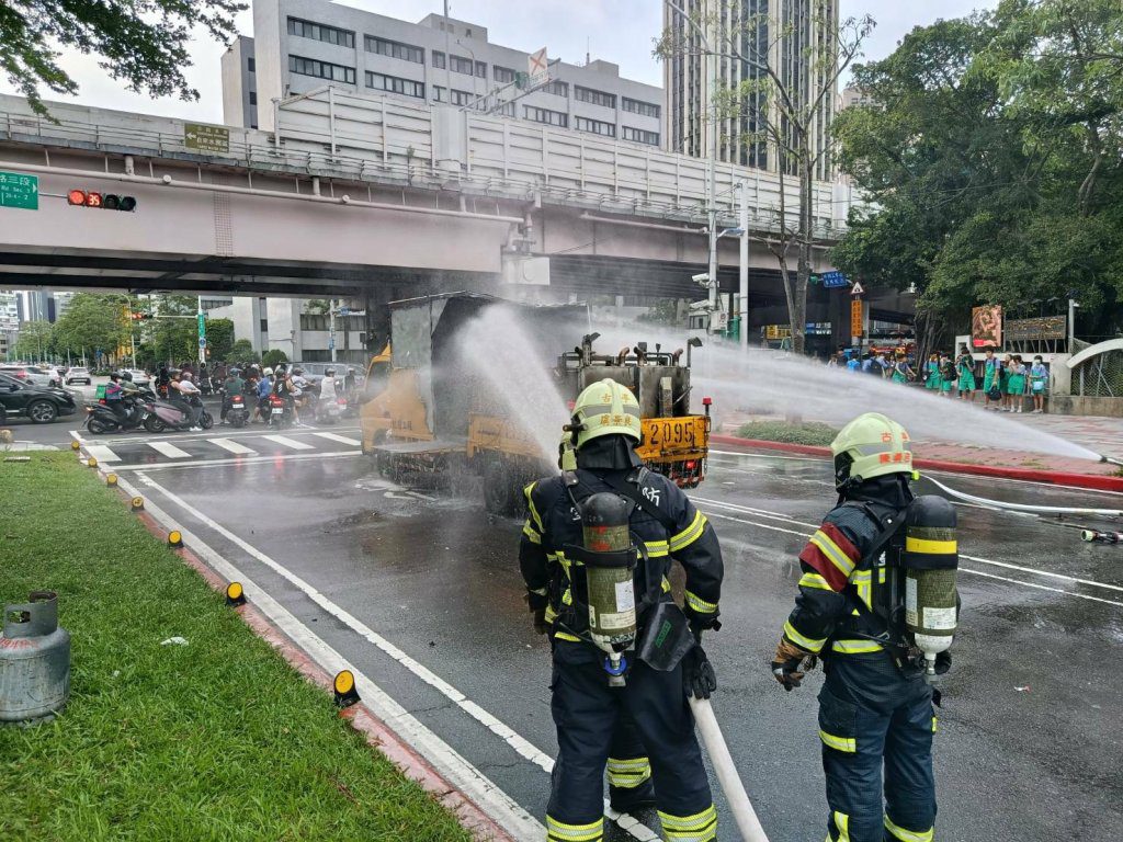 快訊／北市工程車載6支瓦斯鋼瓶突火燒車！消防員立即拉兩水線灌救
