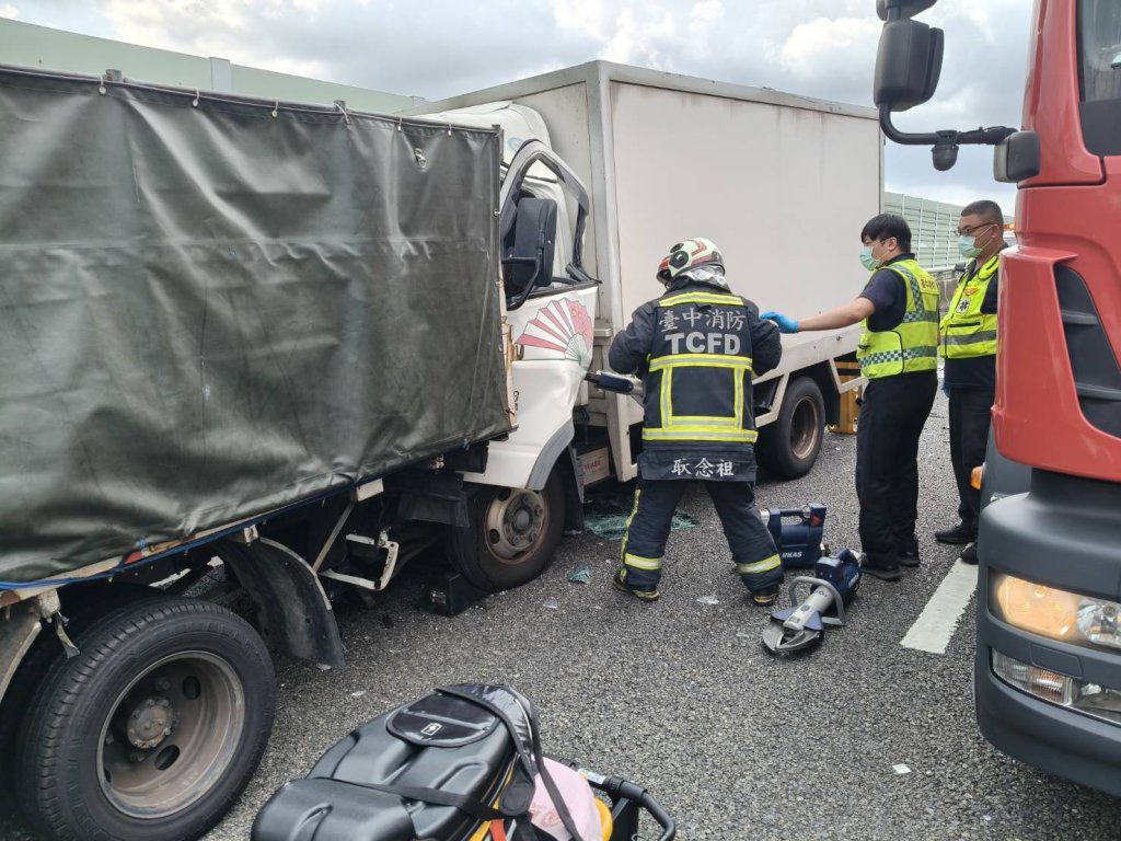 台74線車禍! 3車追撞3人受傷1人OHCA 台74線車禍! 3車追撞3人受傷1人OHCA