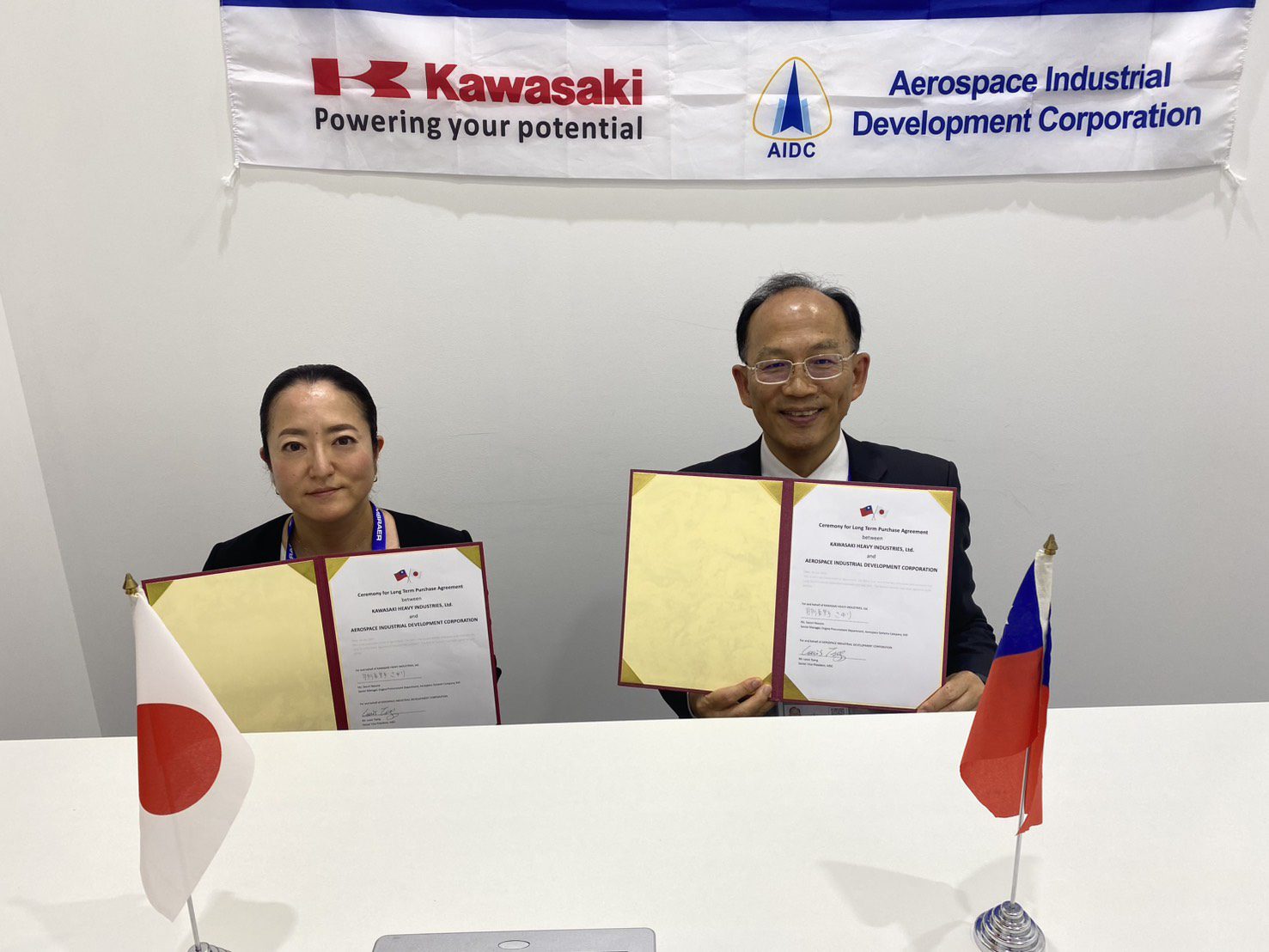 高市經發局大力支持 漢翔巴黎航展傳捷報! 延續川崎重工長期合約 展現高雄高階技術實力 高市經發局大力支持 漢翔巴黎航展傳捷報! 延續川崎重工長期合約 展現高雄高階技術實力