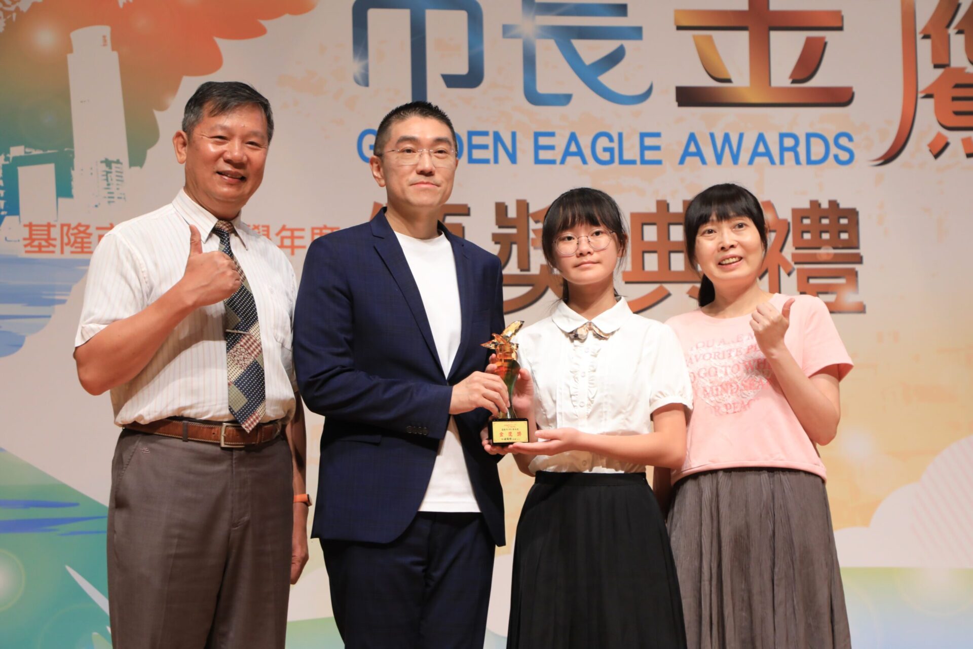 謝國樑頒發金鷹獎勉畢業生展翅高飛 肯定學子多元卓越表現 謝國樑頒發金鷹獎勉畢業生展翅高飛 肯定學子多元卓越表現