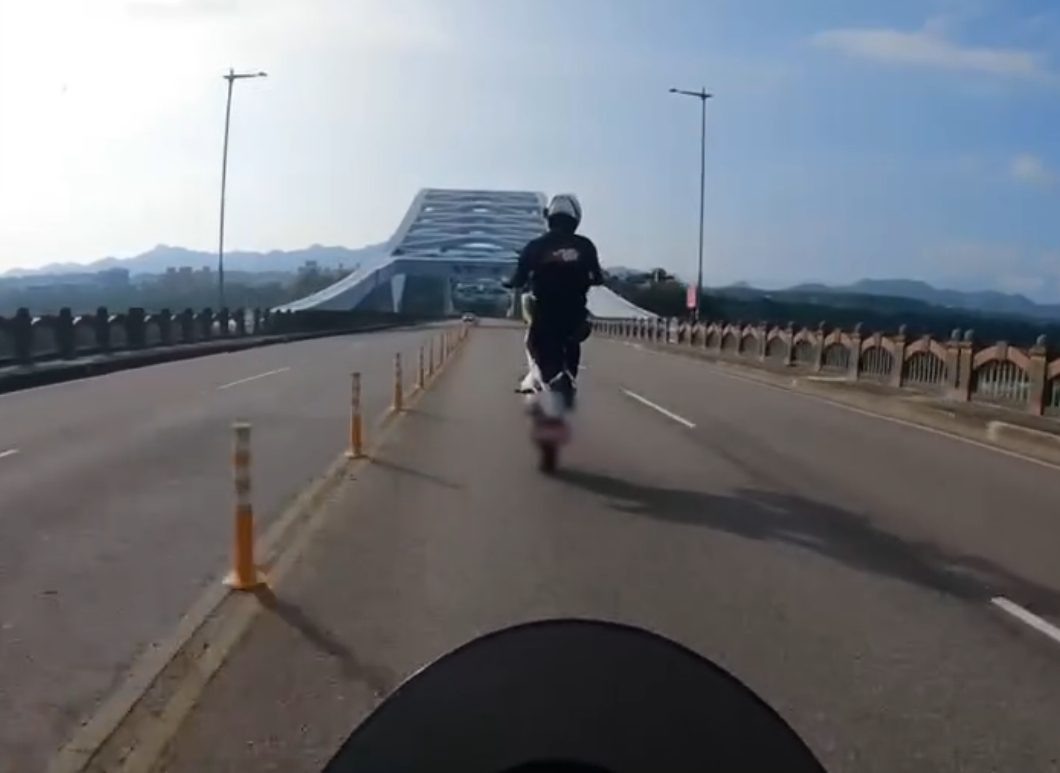 【有片】大溪崁津橋驚見騎士「翹孤輪」炫技 警:最高罰3萬6 【有片】大溪崁津橋驚見騎士「翹孤輪」炫技 警:最高罰3萬6