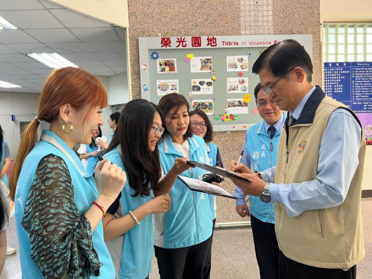 輔導會嚴德發主任委員視導新竹榮民服務處 親切關懷基層勉勵同仁工作辛勞 輔導會嚴德發主任委員視導新竹榮民服務處 親切關懷基層勉勵同仁工作辛勞