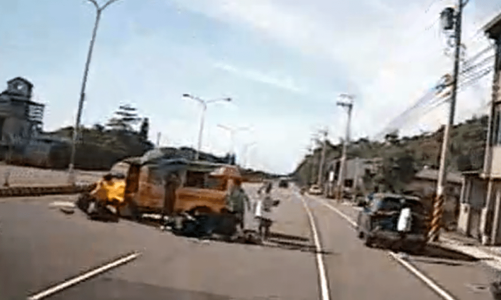 苗栗娃娃車車禍! 與兩輛機車相撞釀3傷 苗栗娃娃車車禍! 與兩輛機車相撞釀3傷