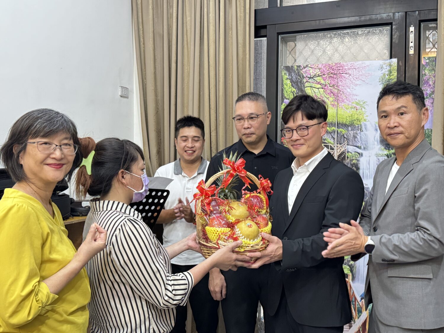 社會局攜手不動產公會修繕弱勢住宅 並致贈安家禮物 社會局攜手不動產公會修繕弱勢住宅 並致贈安家禮物