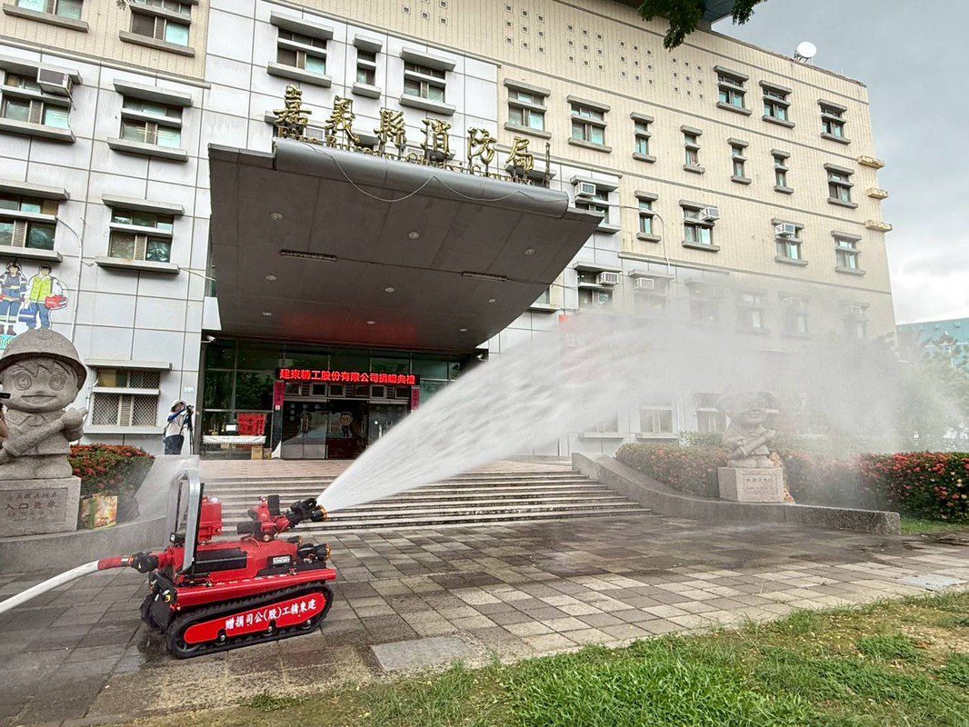 建東精工捐贈首台國產 FRT-5智慧聯網消防機器人