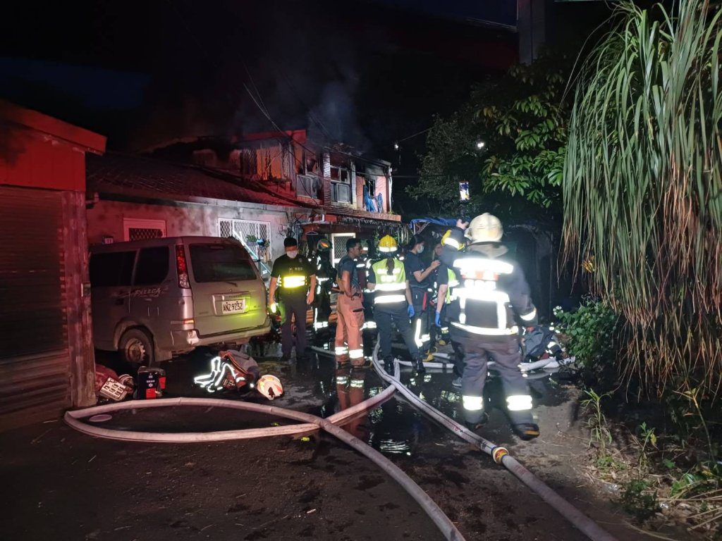 有片/淡水民宅火警 1男子被救出、1人葬身火窟燒成焦屍 有片/淡水民宅火警 1男子被救出、1人葬身火窟燒成焦屍