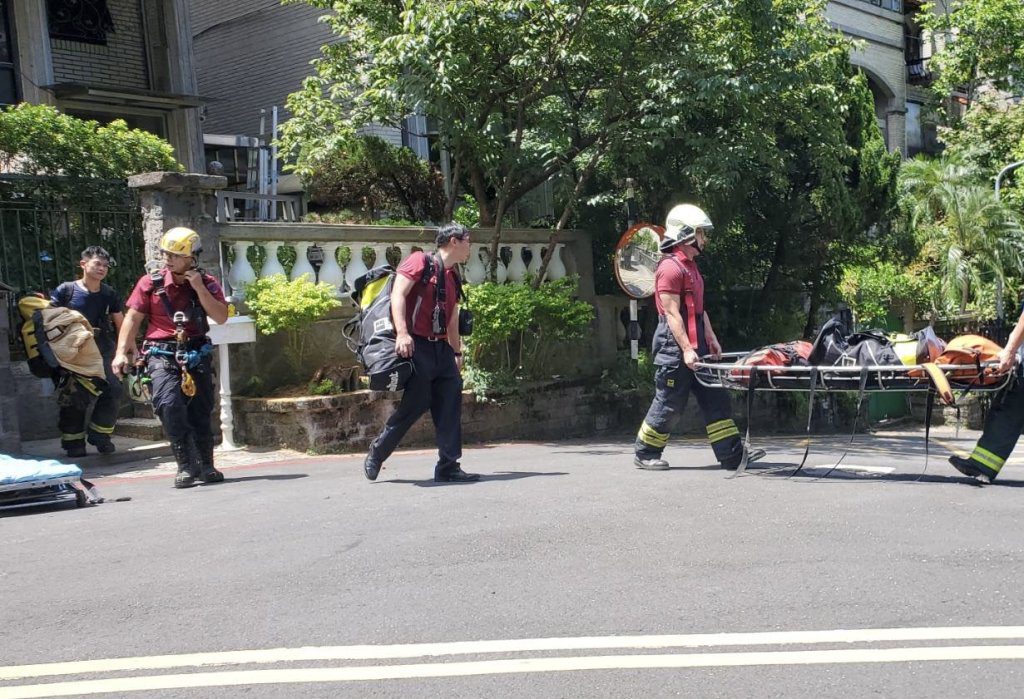 北市動保處委外捕蜂人吊掛卡4樓高樹「一動不動」 送醫搶救不治身亡 北市動保處委外捕蜂人吊掛卡4樓高樹「一動不動」 送醫搶救不治身亡