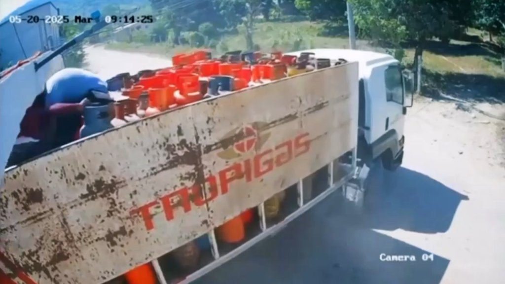 影/脊椎重創瞬間影片曝光!工人閃避不及「背部遭橋梁猛夾」 影片網路瘋傳 影/脊椎重創瞬間影片曝光!工人閃避不及「背部遭橋梁猛夾」 影片網路瘋傳