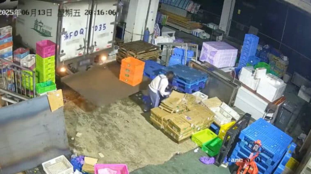 影/工安意外!貨車降尾門升降板倒車「撞後方女員工」 尖叫30秒司機完全沒發現 影/工安意外!貨車降尾門升降板倒車「撞後方女員工」 尖叫30秒司機完全沒發現