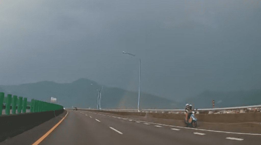 國道六號機車逆向!網:今天國六最美的風景不只有彩虹還有奇蹟 可以不要這樣嚇人嗎 國道六號機車逆向!網:今天國六最美的風景不只有彩虹還有奇蹟 可以不要這樣嚇人嗎