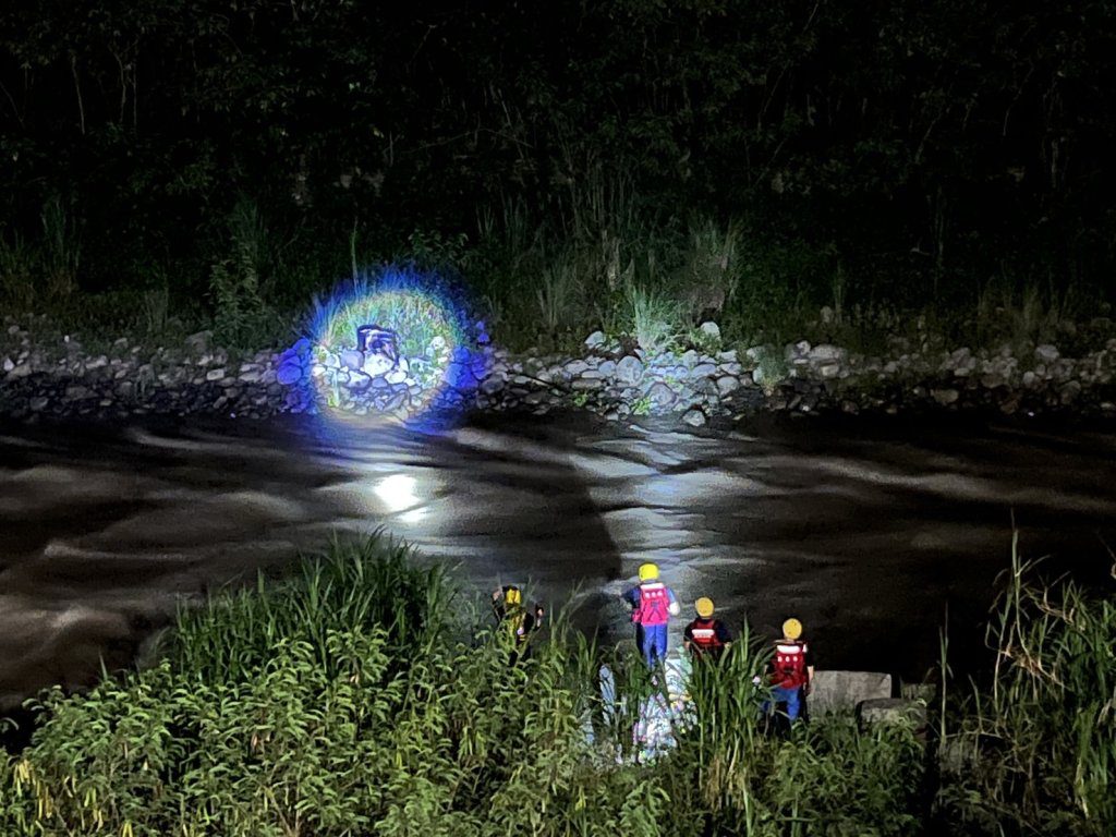 苗栗三灣鄉溪水暴漲釣客受困沙洲 消防隊漏夜救援脫困 苗栗三灣鄉溪水暴漲釣客受困沙洲 消防隊漏夜救援脫困