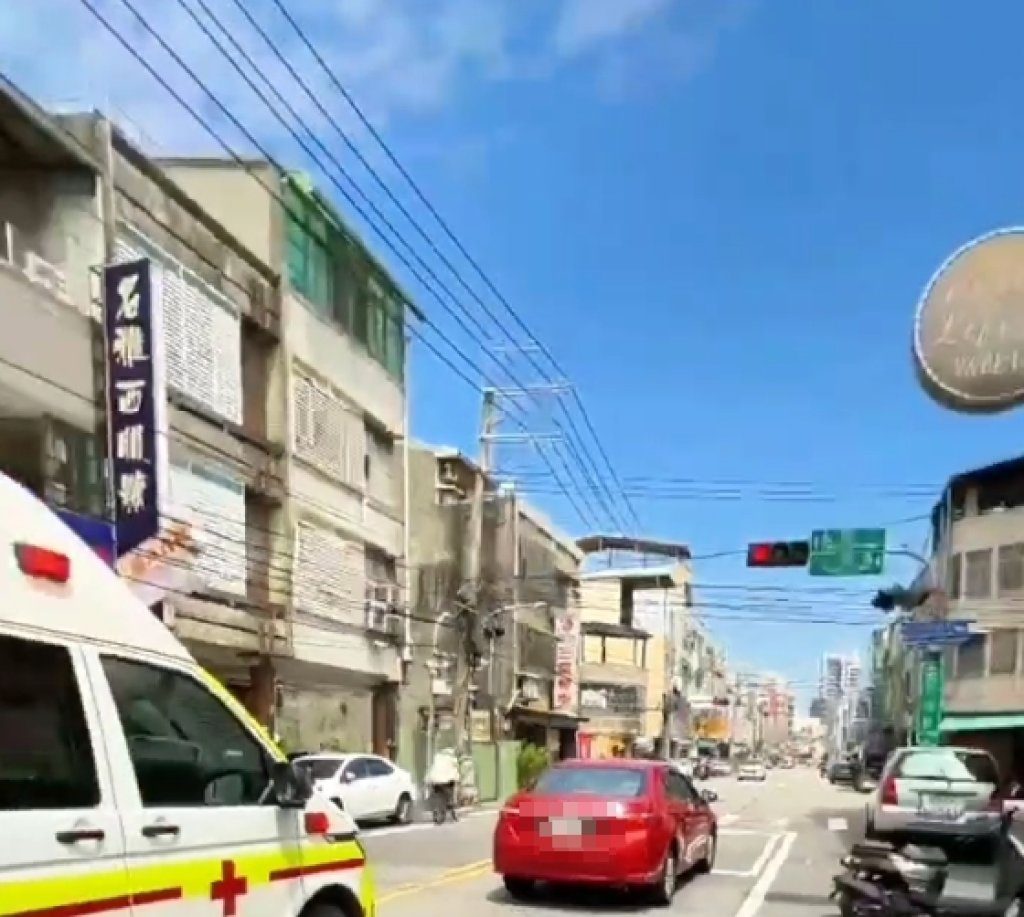 警報器響30秒也不讓! 台中自小客車未禮讓救護車畫面曝光 警報器響30秒也不讓! 台中自小客車未禮讓救護車畫面曝光