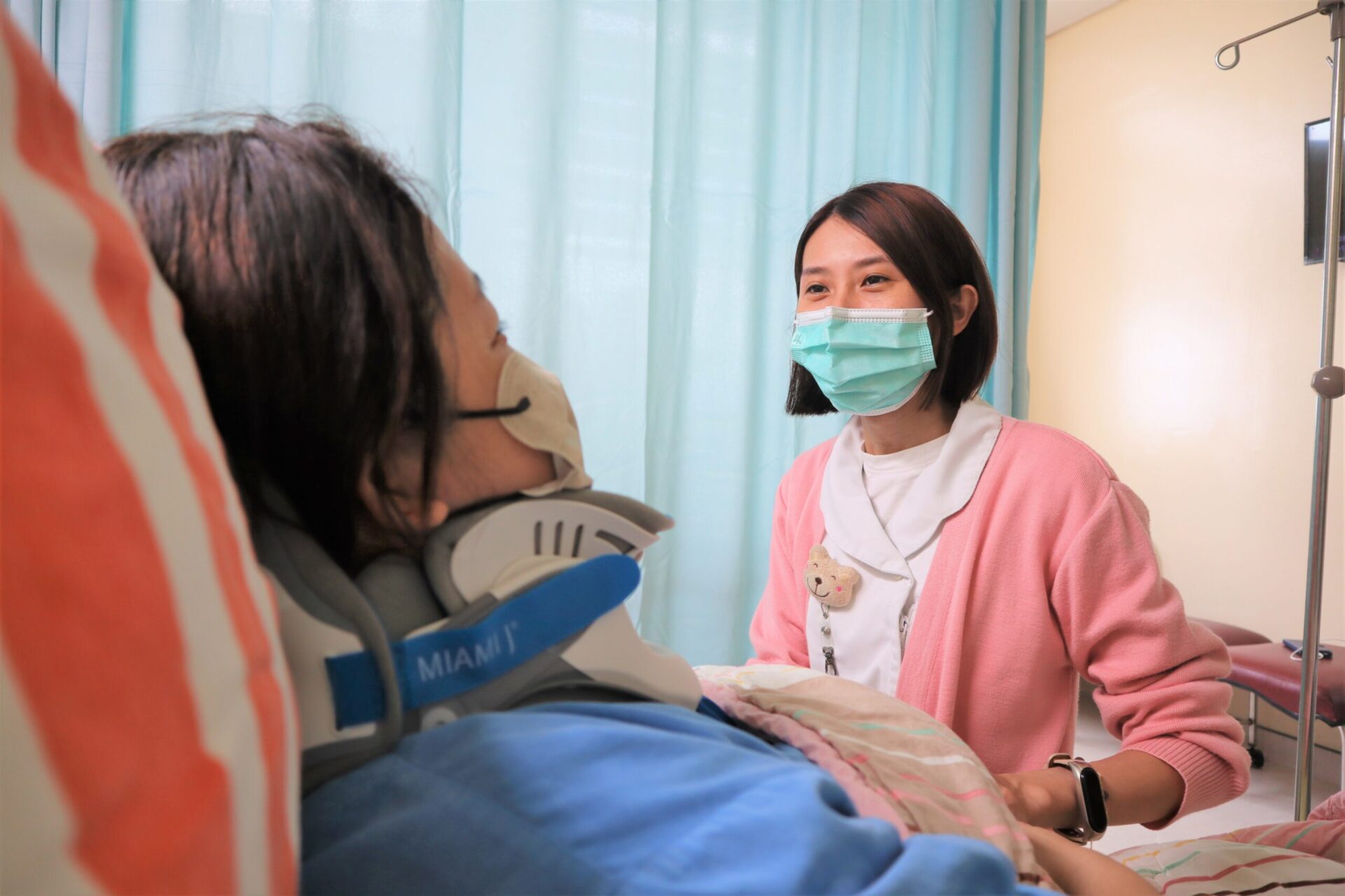 手機滑太兇!年輕女頸椎出事險癱瘓 部桃:有這些症狀快就醫 手機滑太兇!年輕女頸椎出事險癱瘓 部桃:有這些症狀快就醫