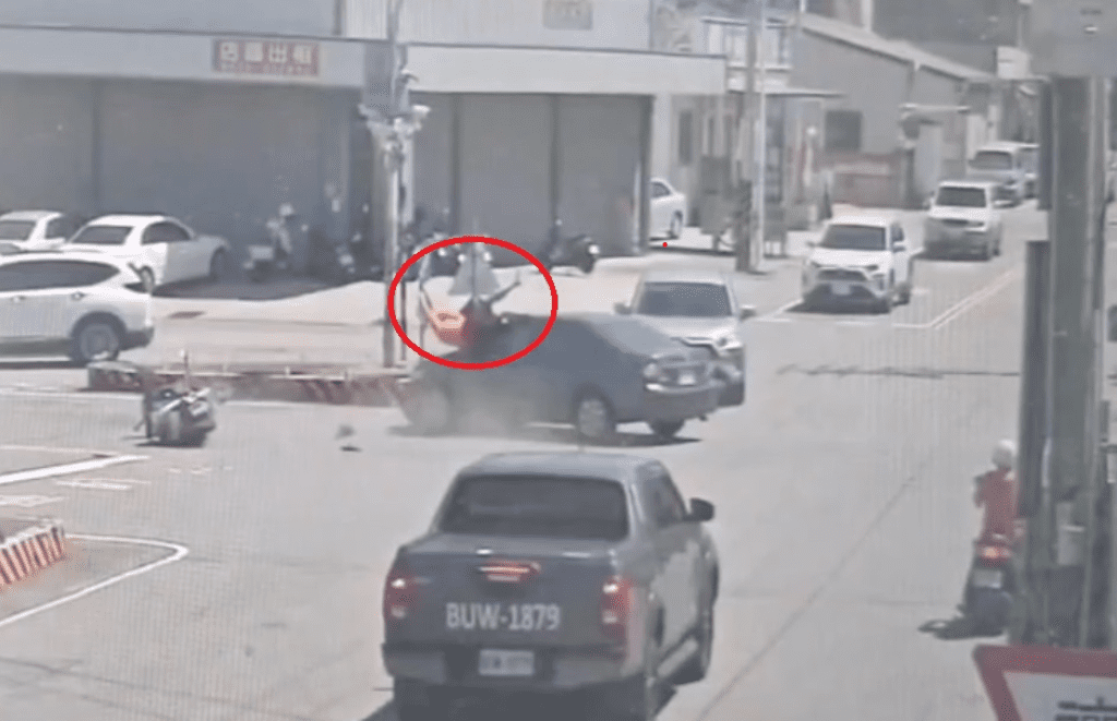 撞擊畫面曝光!苗栗通霄機車騎士遭闖紅燈自小客車撞飛 砸中擋風玻璃落地全身多處傷 撞擊畫面曝光!苗栗通霄機車騎士遭闖紅燈自小客車撞飛 砸中擋風玻璃落地全身多處傷