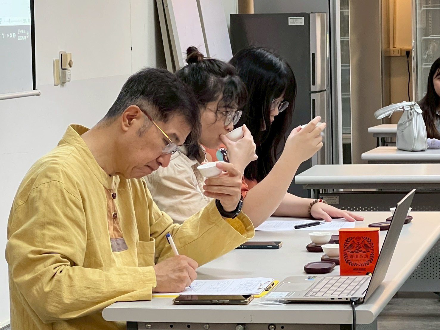 開南大學茶藝課程培養文化素養 學子泡茶體悟生活美學