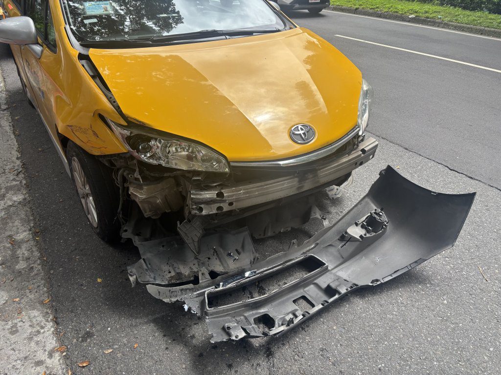 北市小黃突右偏猛撞公車「落下頦」　69歲運將稱煞車失靈
