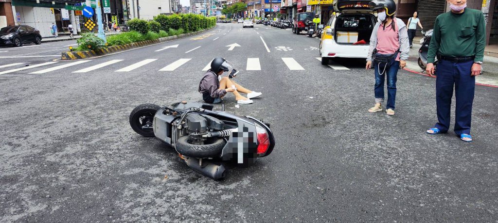 新店小黃路口「搶快」迴轉　女騎士剎車不及甩尾猛撞