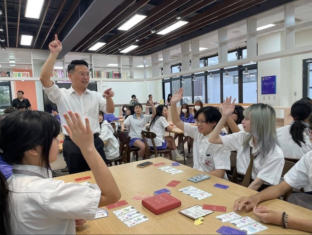 楊梅高中原創桌遊推廣環教 畢業生返校與蘇俊賓同樂 楊梅高中原創桌遊推廣環教 畢業生返校與蘇俊賓同樂