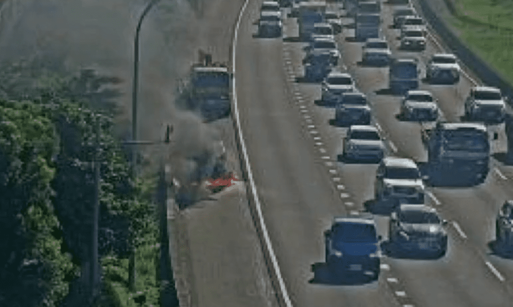 國道1號火燒車! 火勢猛烈濃煙沖天駕駛急逃生 國道1號火燒車! 火勢猛烈濃煙沖天駕駛急逃生