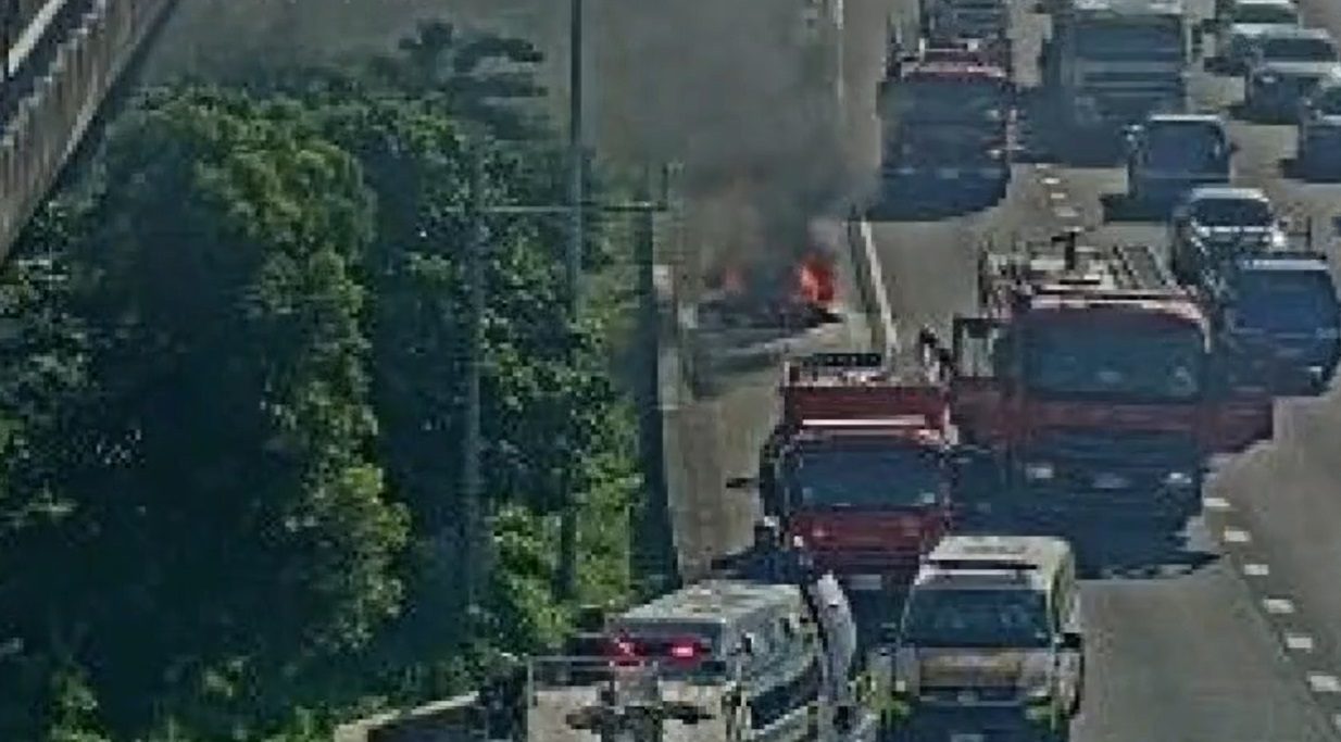 國1桃園段驚傳火燒車 濃黑煙竄天