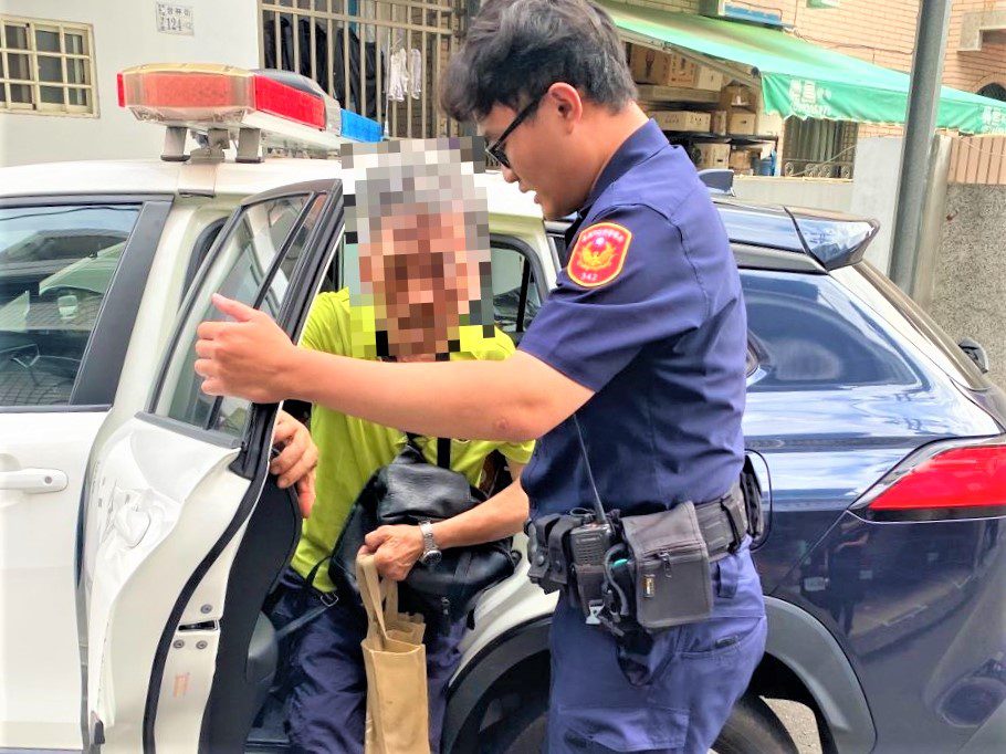 要詢問子女行蹤 後湖警助失智翁返家 要詢問子女行蹤 後湖警助失智翁返家