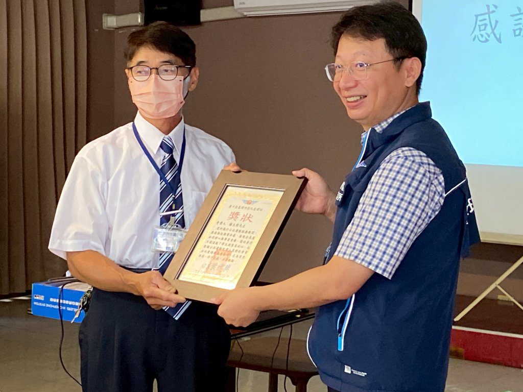 員林客運司機夜間守候一名晚自習後返家的學生 彰監理站表揚 員林客運司機夜間守候一名晚自習後返家的學生 彰監理站表揚