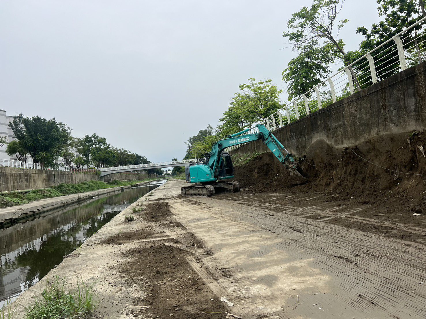 高市鳳山溪進行清淤 提升區域排水效能 高市鳳山溪進行清淤 提升區域排水效能
