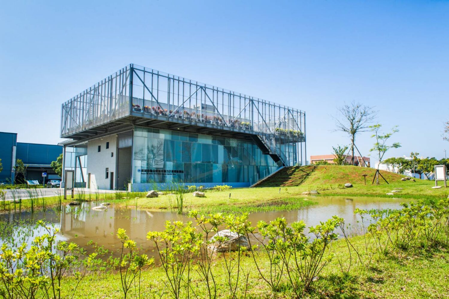 桃園柴油車排煙檢測站榮獲「第1+級近零碳建築」認證！