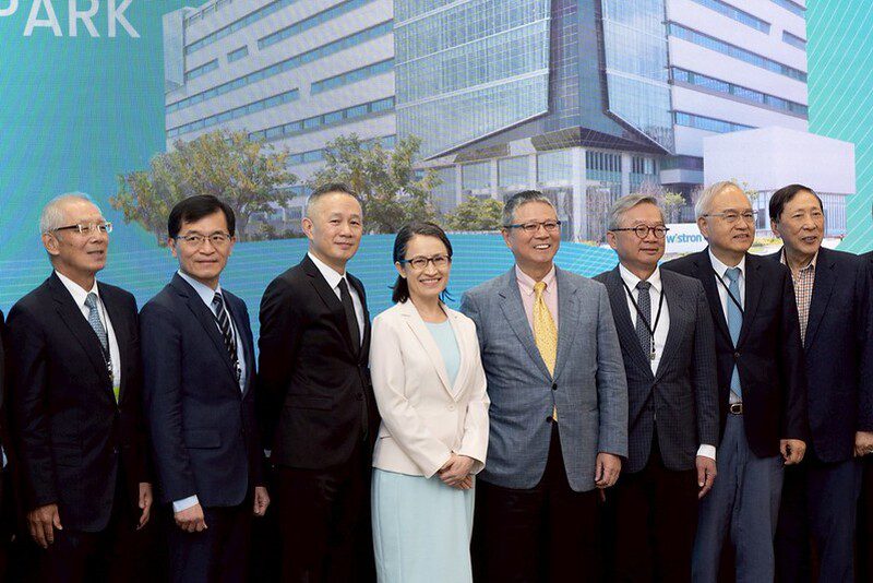 副總統出席緯創竹北AI園區開幕 盼臺灣成為全球AI供應鏈值得信賴的國際夥伴 副總統出席緯創竹北AI園區開幕 盼臺灣成為全球AI供應鏈值得信賴的國際夥伴